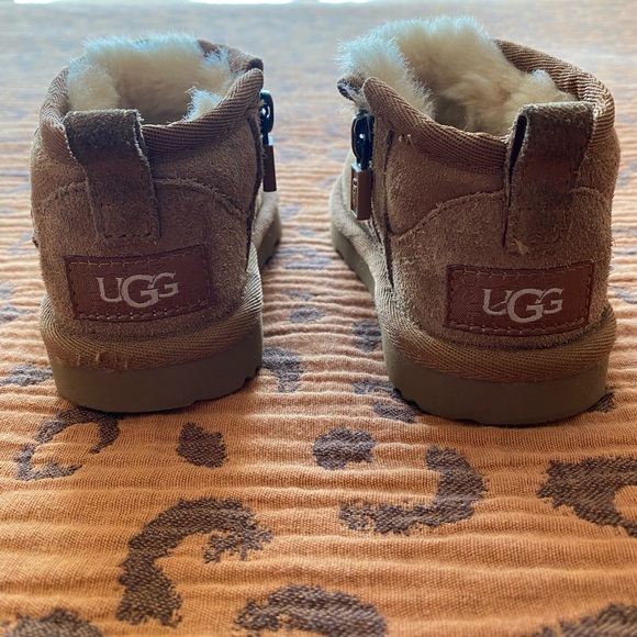 UGG Toddler Chestnut Suede Shearling-Lined Booties - Picture 2 of 5